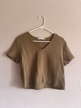 Boxy V-Neck Gauze Top in Olive